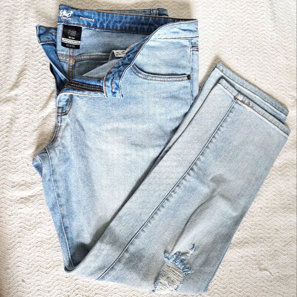 Women's Mossimo Size 18 Light Wash Lightly Distresses Denim Jeans